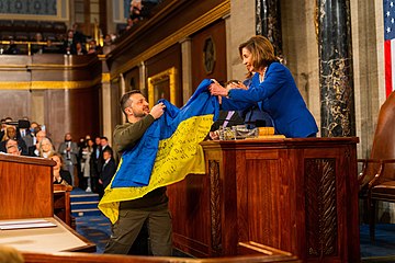 Nancy Pelosi receiving a Ukrainian flag from the Battle of Bakhmut at the end of his speech