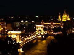 Puente de las Cadenas por la noche