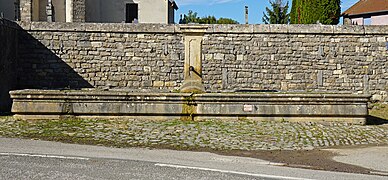 La fontaine de l'église.