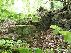 Andere Sicht auf Burgmauer und Hausreste mit unterschiedlich großen Bauquadern