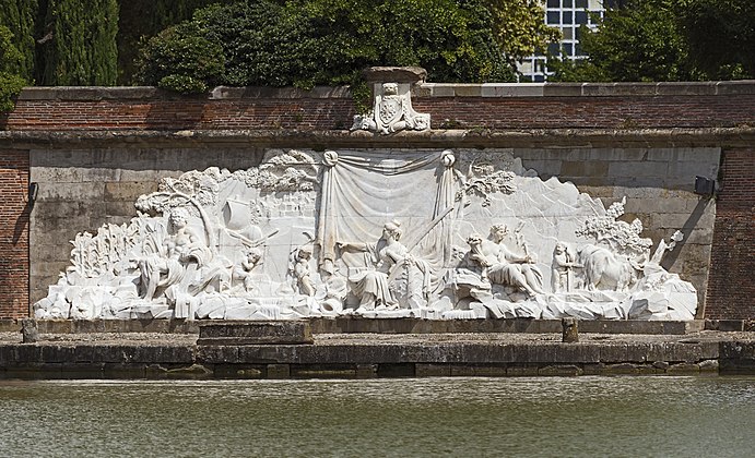 Le bas-relief de François Lucas.