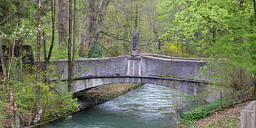 Pont sur l'un des canaux, au zoo.