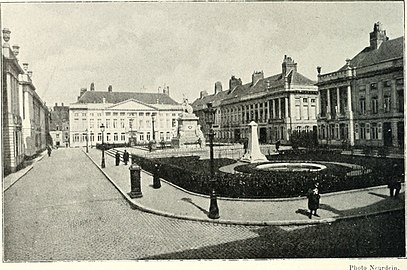 The square, c. 1910. Note the gardens and pools on both sides of the monument.