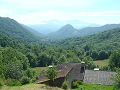 Vue depuis le hameau de Ruzole Bas avant Prat Communal. On y voit le village de Saurat (675 m), la tour du Calamès (1 006 m) et masqué par cette colline le roc de Sédour (1 070 m) derrière.