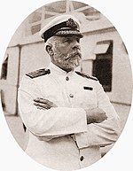 Le commandant Smith. Aucune photographie ne représente l'équipage au grand complet. Une image est souvent légendée comme telle mais représente en réalité l'équipage de l’Olympic à l'époque où Smith y travaillait.