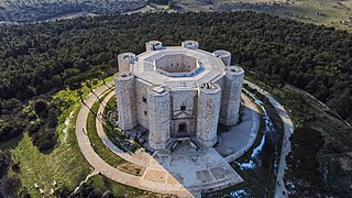 Castel del Monte en Andria, en Puglia (1240-1250) ( Patrimonio de la Humanidad (con el nombre de «Castel del Monte», n.º ref. 398) (1996))