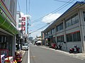 因島郵便局前。商店が立ち並ぶ