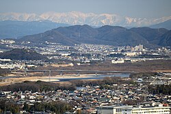 ツインアーチ138から望む木曽川に架かる各務原大橋（2017年（平成29年）1月18日撮影）