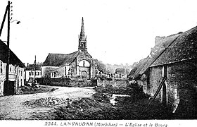 Lanvaudan : l'église et le centre du bourg (carte postale).