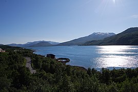 Lavansfjorden, una ramificación del Tjelsundet en el municipio de Tjelsund.