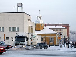 Museo toimii entisessä poliisitalossa, kuvassa vasemmalla.