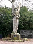 Ängeln S:t Mikael i Annelund på mellersta kyrkogården. Denna betongskulptur, gjuten 1888, stod fram till 1941 över huvudportalen på Uppsala domkyrka.