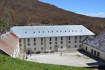 El edificio del nuevo hospital, actualmente funcionando como albergue de peregrinos