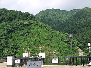 大仏湖から見た大佛寺山（右奥が山頂)