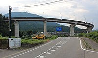 起点となる国道158号との交差点、郡上市白鳥町向小駄良、前方に白鳥ループ橋