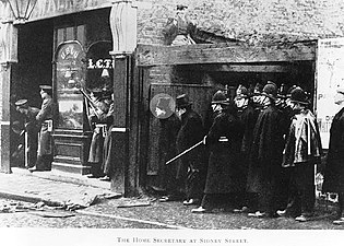 Winston Churchill (markerad) under belägringen av Sidney Street, 3 januari 1911.