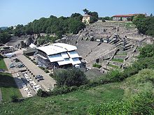 toit blanc au-dessus du théâtre