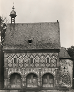 Die Westseite der Torhalle vor der Restaurierung: Die Torbögen sind mit hölzernen Toren verschlossen. Der Nordturm fehlt.