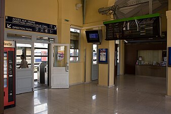 Hall, avec panneaux des arrivées et départs.