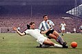 Au duel avec l'Allemand Weber, avec l'Argentine lors de la Coupe du monde 1966.