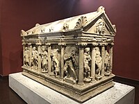 Sarcophage d'Hercule (type anatolien à colonnes, de Perge)