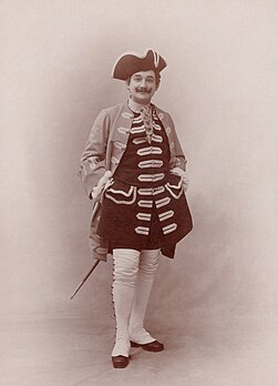 Le chanteur d'opéra, écrivain et pédagogue français Jacques Isnardon (photographie de l'atelier Nadar). (définition réelle 2 456 × 3 408)