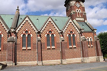 Détail de l'agencement des briques de l'église.