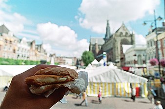 Kaassouflé dans un sandwich.