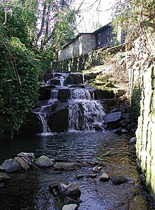 La rivière Beck à hauteur de Cottingley, où Frances et Elsie affirment être entrées en contact avec le petit peuple