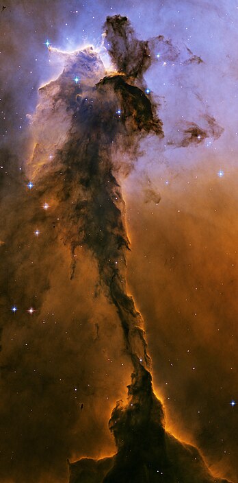 "A Fada" da Nebulosa da Águia (M16) é um pilar retorcido de gás estelar e poeira. Imagem obtida pelo telescópio espacial Hubble em novembro de 2004. (definição 7 804 × 3 857)