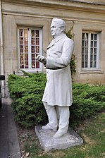 Statue d'Adolphe Thiers dans le jardin.