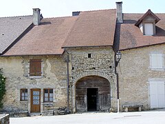 Grange entre deux maisons