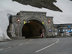 Le tunnel Hochtor. Au-dessus est écrit : « J'ai mis ma confiance en toi, Seigneur ».