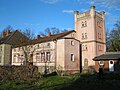 Gutsanlage mit Gutshaus, Speicher, Brennerei, Großem und Kleinem Bullenstall, Schafstall, Scheune, Schornstein, Pferdestall, Park mit Küchengarten, Mauer und Eiskeller