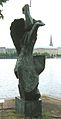 „Die Windsbraut“, Bronzeplastik an der Uferpromenade, 1986 von Hans Martin Ruwoldt geschaffen.