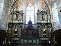 Le chœur et le maître-autel, avec de part et d'autre, les statues de saint Antoine et saint Roch.