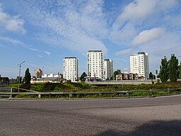 Höghusen vid Krutkällarvägen i Karlsdal sett tvärs över Emausmotet.