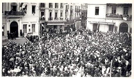 Foule devant l'hôtel de ville le 21 août 1944.