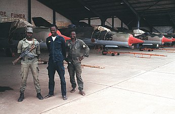 Trois militaires maliens devant des MiG-21MF à l'aéroport de Bamako-Sénou en 1997.