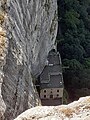 Le monastère vu depuis le Saint-Pilon, au sommet des falaises.