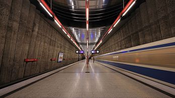 Plataforma da estação de metrô Mangfallplatz, que serve à linha U1 do metrô de Munique, Alemanha. (definição 5 921 × 3 316)