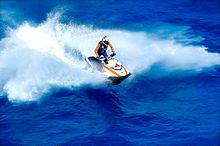 aquabike vu légèrement de de côté, le pilote étant décollé de sa selle.