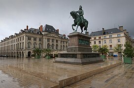 Statue de la place du Martroi voisine