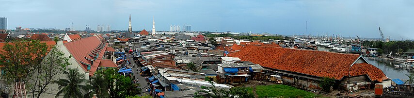 海事博物館（左）和巽他格拉巴港區（右）全景圖，拍攝方向為南方