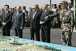 2007년 러시아 첼랴빈스크주에서 진행된 상하이 협력 기구의 합동 군사 훈련을 참관한 각국 정상들