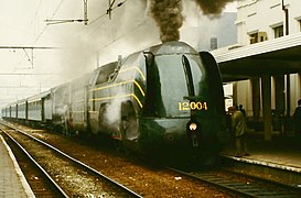 12.004 à la gare de Namur en 1986.