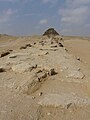 Chaussée de Sahourê, menant au temple et à la pyramide