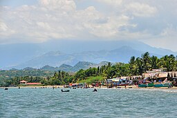 Lingayenbukten vid San Fabian, med bergen Cordillera Central i bakgrunden.