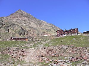 Vernagthütte mit dem Gipfel Hintergrasleck