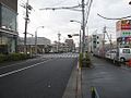 若松町二丁目交差点。甲州街道が左右に横切る。